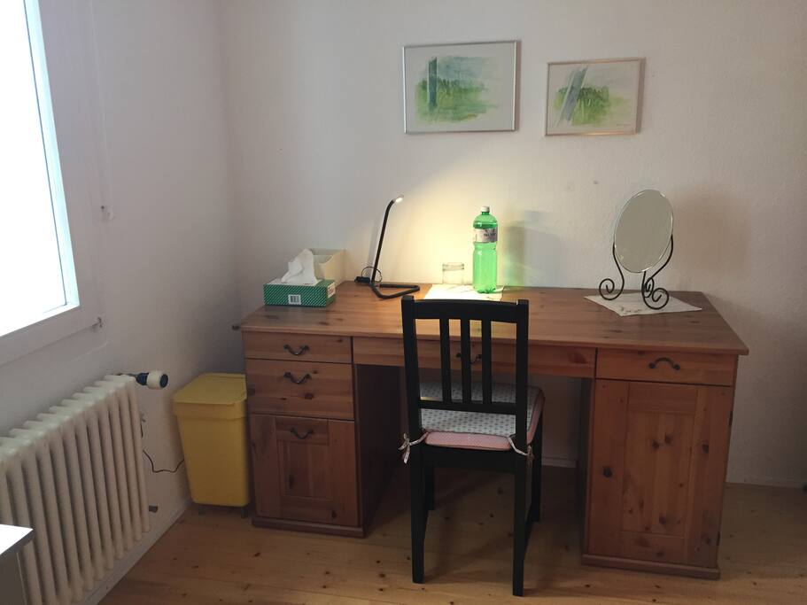 bürotisch (w-lan vorhanden)