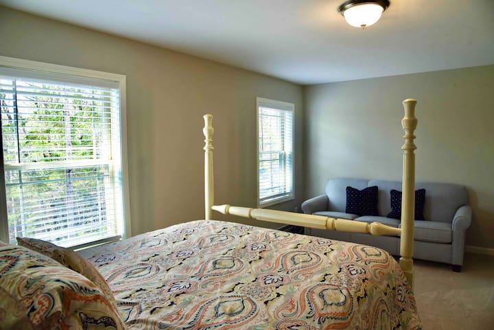 جناح رئيسي في الطابق الثاني (اسحب الأريكة مع سرير كامل)