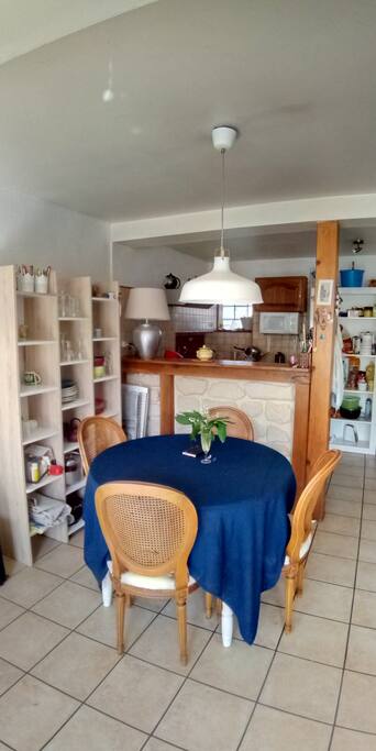 table à manger pour 4 personnes, et se déplie si besoin.