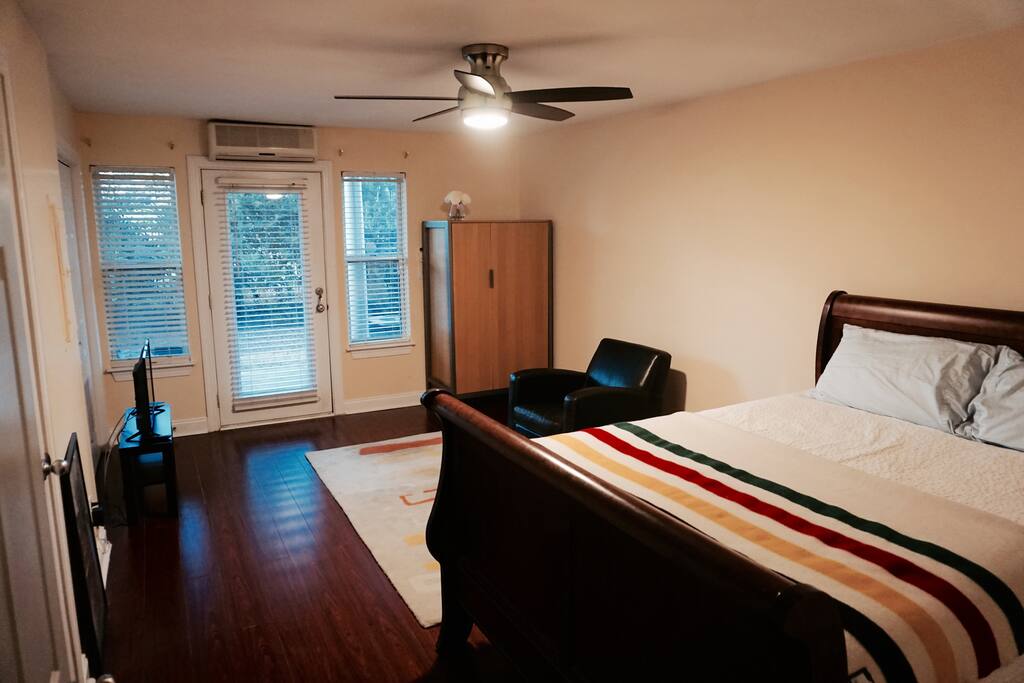 Queen Bed & Sitting Area