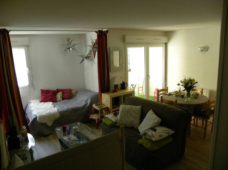 Le séjour et le coin nuit depuis le couloir de l'entrée.