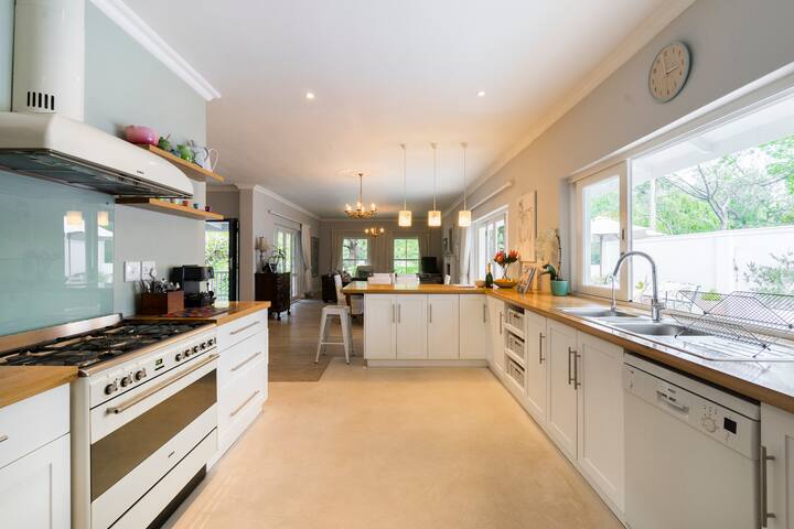 Cape Town Holiday home in Prime Location gallery image 3