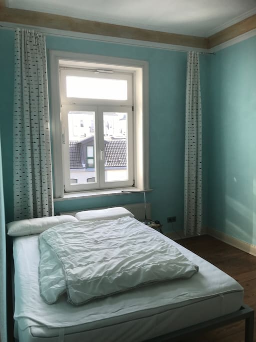 Doppelbett, Fenster nach Hinten