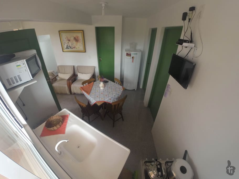 Sala e cozinha conjugada.