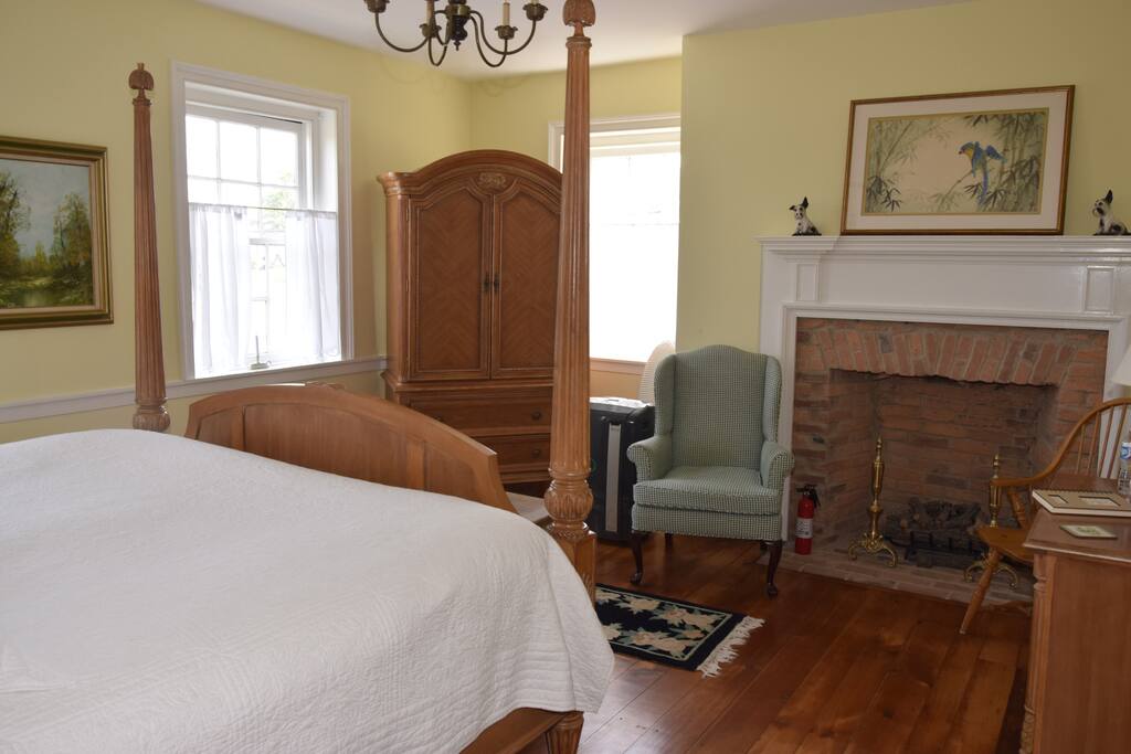 King room with working fireplace, clawfoot slipper tup