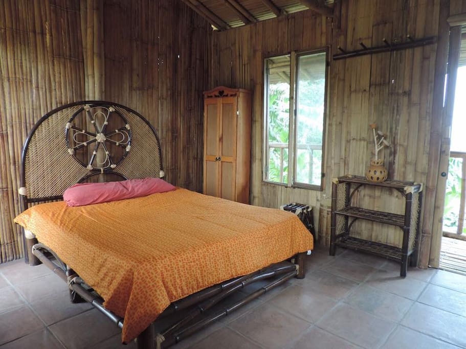 Recamara 1. Cama queen size, elaborada de bambú.