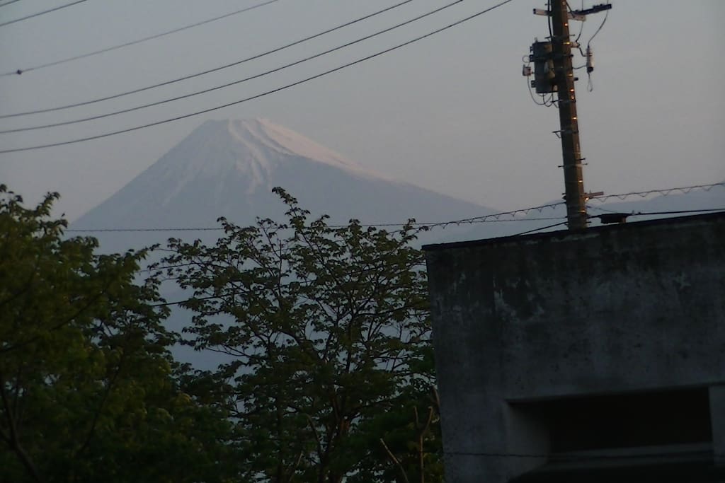 客室の窓よりズーム。朝焼けや夕暮れ様々な富士山を眺める事ができる。