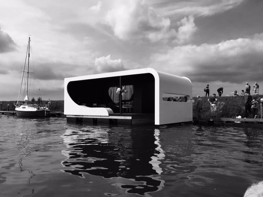 De Tiny One, tegen de dijk aan
