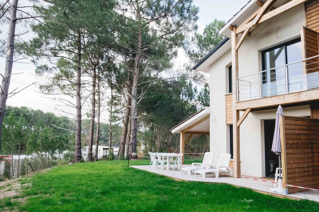 Maison vue sur lac ski nautique avec terrasse extérieure