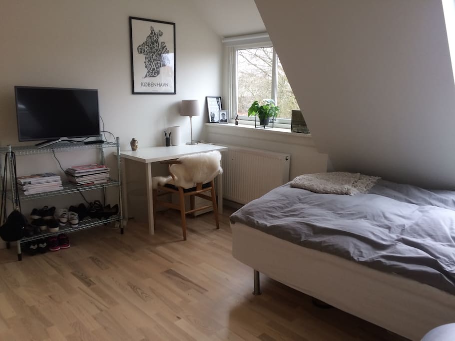 Det store soveværelse med tv, skrivebord, 1,5 mandsseng og evt med mulighed for ekstra madras og tøjstativ, hvis gæst ønsker dette.