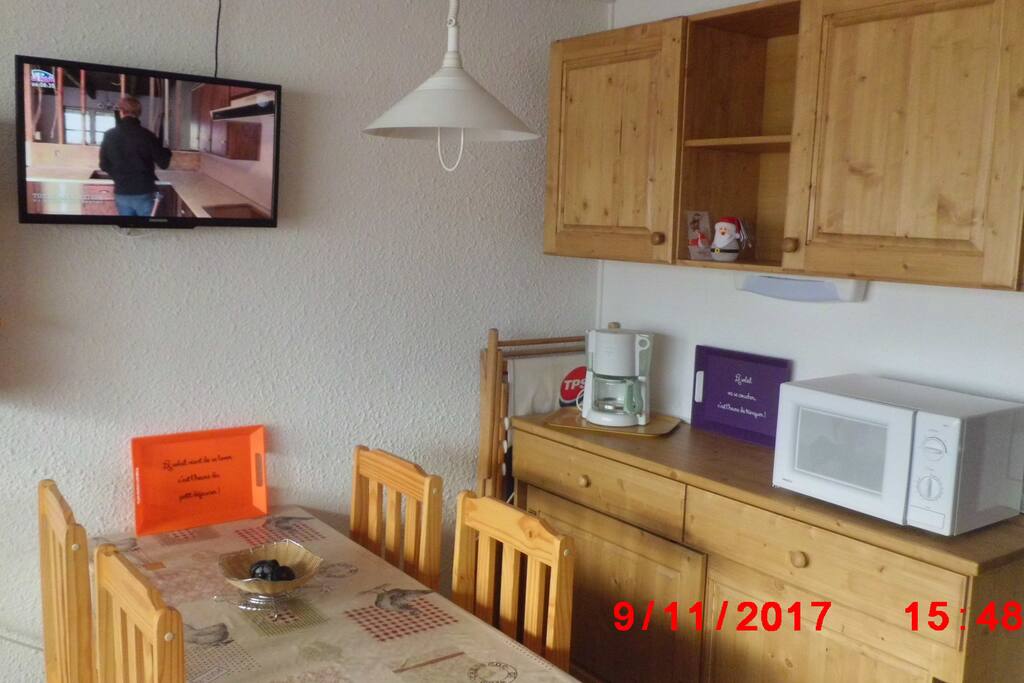 Coin repas tout équipé pour 4 personnes.