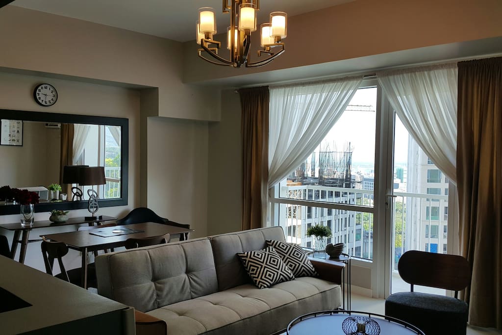 This is the living and dining area during the day... very bright and comfortable...