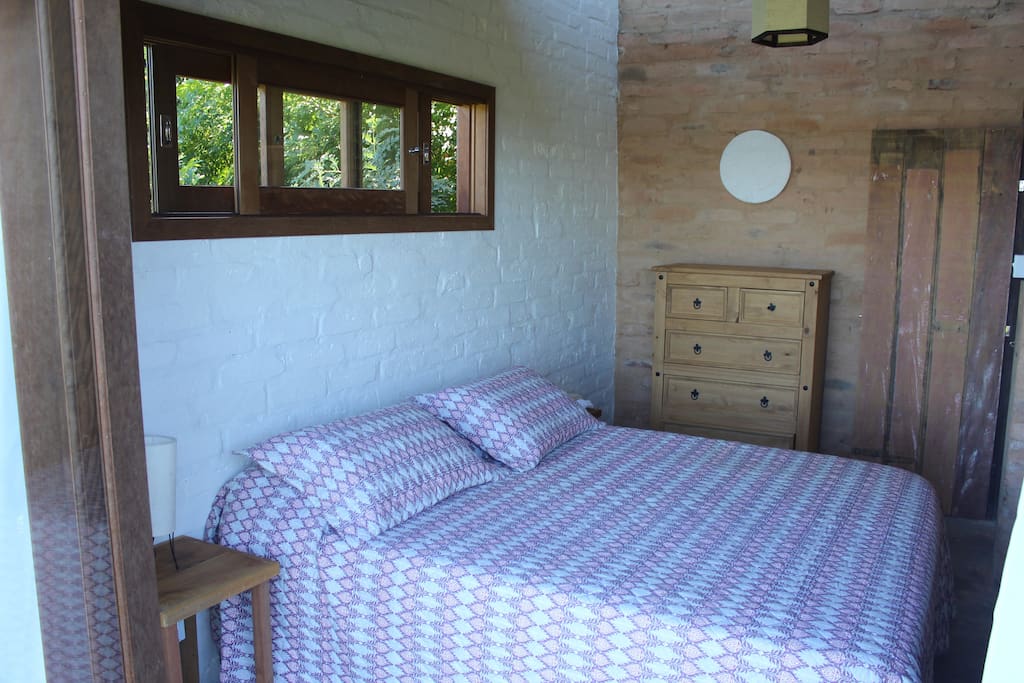 Queen size bedroom.
Quarto com cama Queen Size.