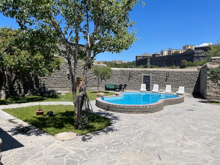 латар ереван. Cross pool yerevan. отель latar ереван. бассейн ереван vahakni. армения бассейны.