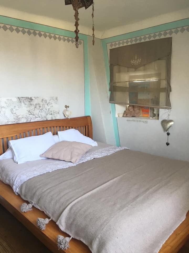 Dhomë gjumi master, 160 krevat. Dritare  me pamje nga mali