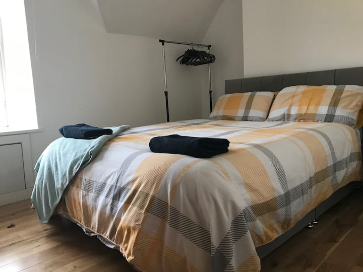 חדר שינה 1, עם נוף ל - Fath of the Forth - מיטה זוגית נוחה, טלוויזיה ומתקנים לתליית בגדים.