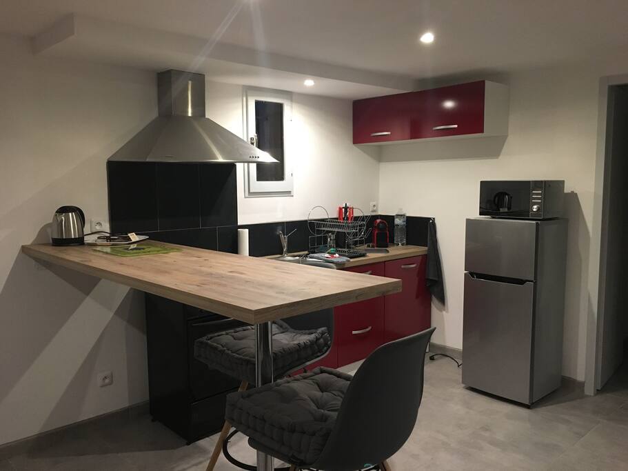 Cuisine équipée : frigo, four, micro onde, bouilloire, Nespresso..