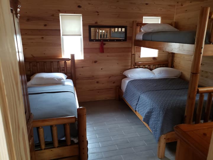 غرفة النوم الثانية المصنوعة من طابقين سوف تنام 5 على 1 مزدوج و 3 توأم. كل خشب الصنوبر الجديد