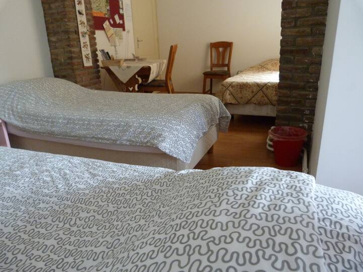 Op de tweede slaapkamer zijn 3 single bedden. Deze kamer is gelegen aan de achterzijde met uitzicht over het mooie Heuvelland tot aan België toe!