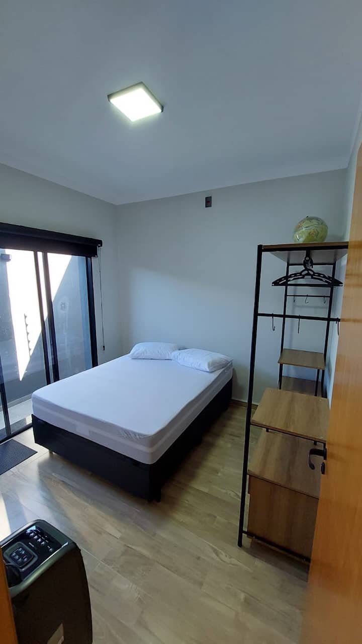 Спална соба 2.
Пар.
Прозорец со завеса за затемнување.
Отворете го шкафчето.
Балконот е затворен.