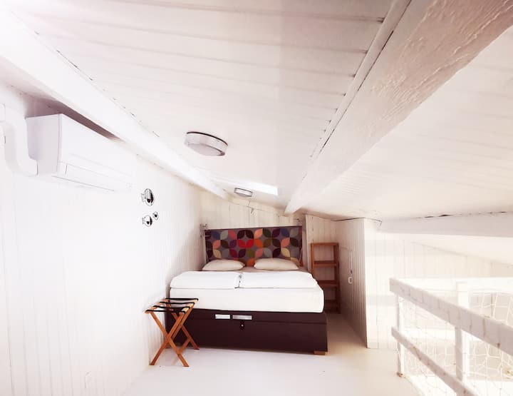 صندوق مضاء بمقاس كينج 160 × 200. ستجد في الصندوق معدات الأطفال. 