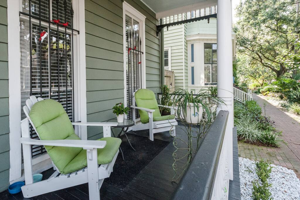 … and taking in the spirit of serene Savannah with a nice cup of coffee or tea from the Keurig coffee machine and some snacks (provided), before heading to one of the great breakfast places nearby.
