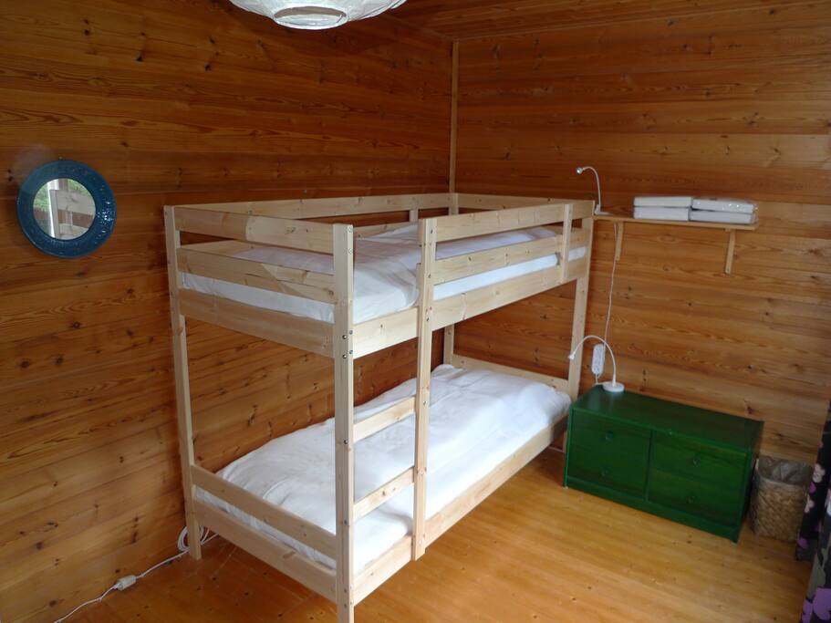 Das Fuchs-Zimmer mit Stockbett und Tisch.