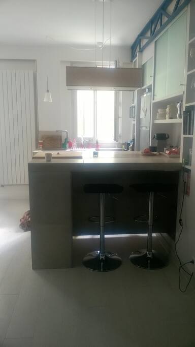 Cuisinez et dinez sur l'ilot central