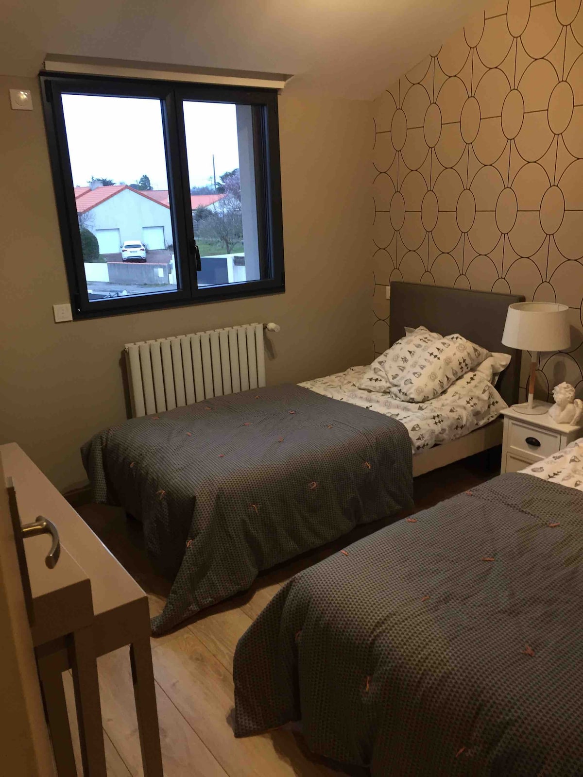 חדר עם מיטה זוגית 