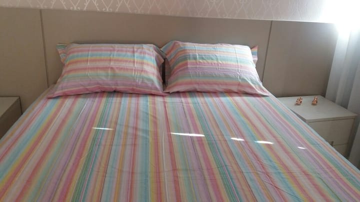 Quarto de casal , dormitorio con cama doble con traje, armario y dibujos 