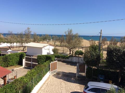 Villa sleeps 6 directly on the beach