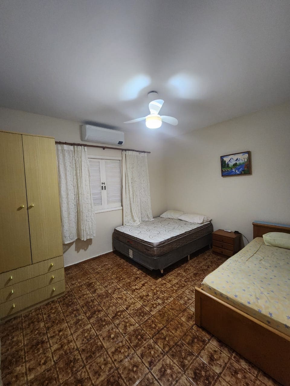 Საძინებელი 1 (აქვს ორადგილიანი საწოლი, ერთადგილიანი საწოლი, კონდიციონერი, ჭერის ვენტილატორი და კარადა).