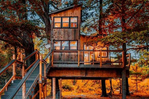 Heavenly Treehouse on Farm w/ Wrap Around Deck & Countryside Animals