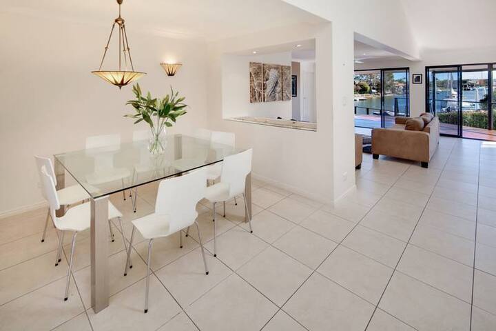 Waterfront Luxury – now available Jan- 4 night min gallery image 3