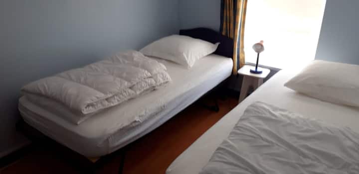 spavaća soba 2 : 2 kreveta širine  80  cm