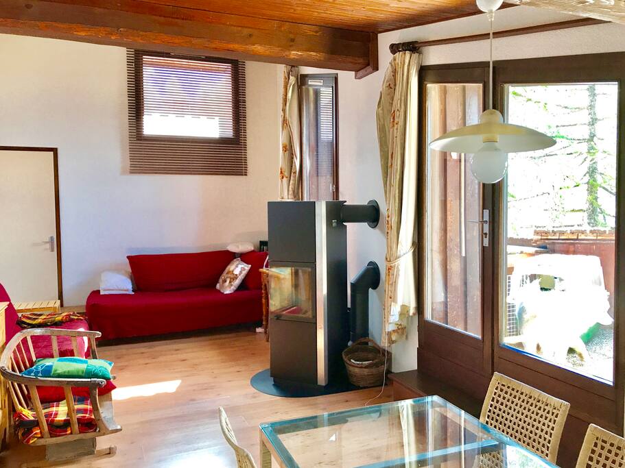Le salon à l'étage et l'accés vers la terrasse