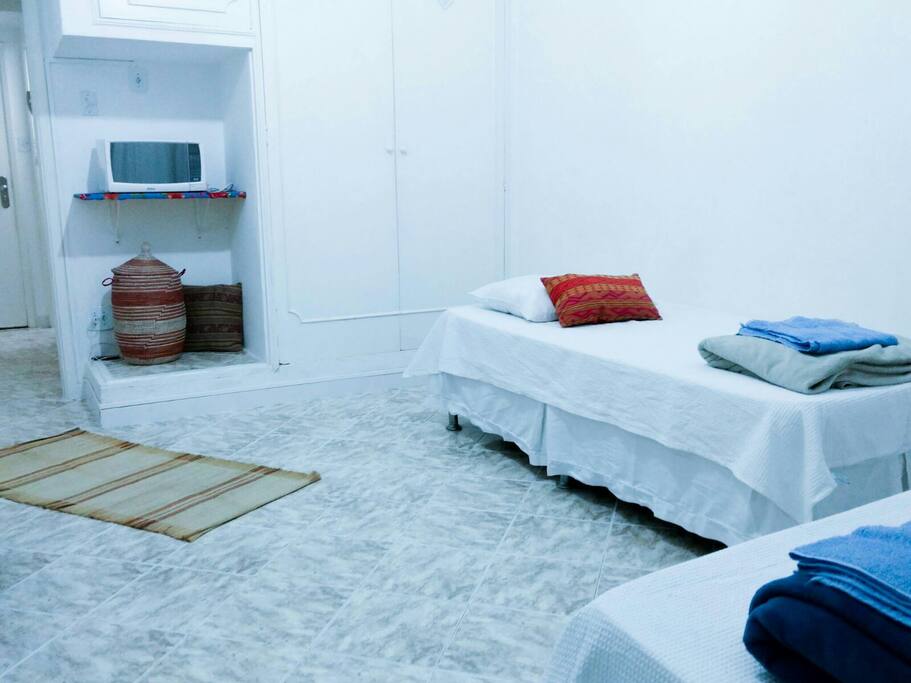 • Duas camas box solteiro (colchão de ar casal opcional para acomodar até 4 pessoas)
• Lençóis
• Guarda-roupa
• Micro-ondas