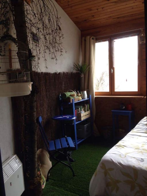 A l"ombre sous le cerisier dans chambre jardin