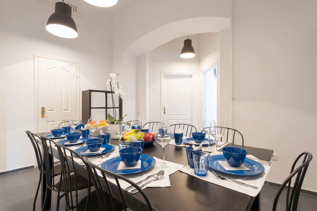the dining room is shared by the 3 bedrooms of the Astoria Residence, you can eat or socialize here, or just sit and read, we clean the common areas for you everyday