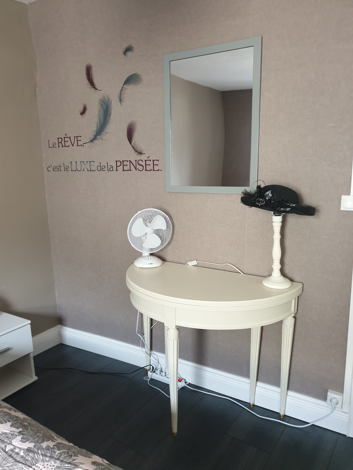 The hairdressing area in the master bedroom 