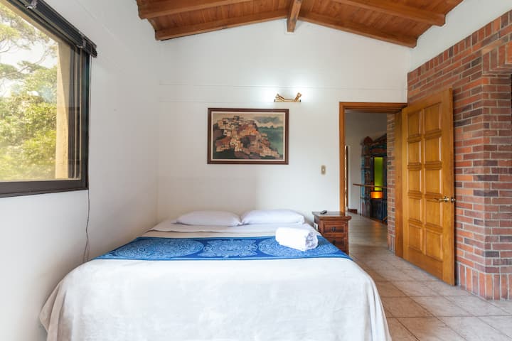 Glavna spavaća soba s bračnim krevetom, klima-uređajem i pametnim televizorom od 65 inča