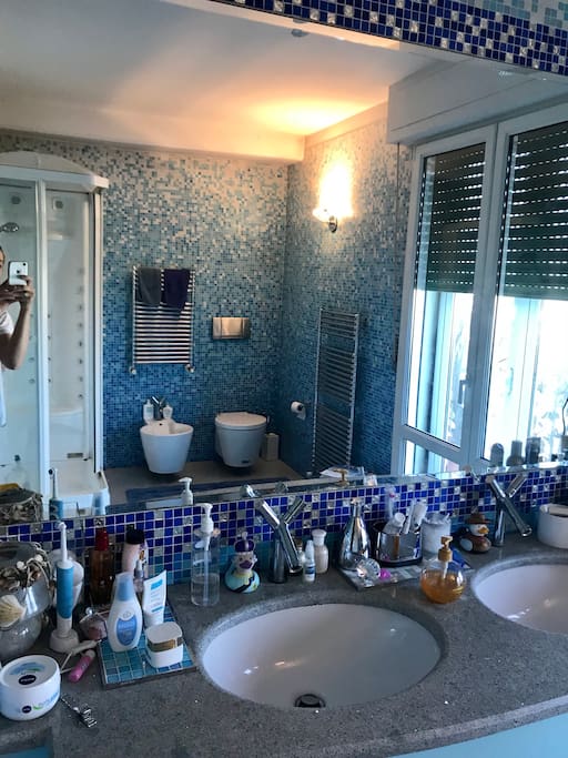 Bagno privato della camera principale con doccia