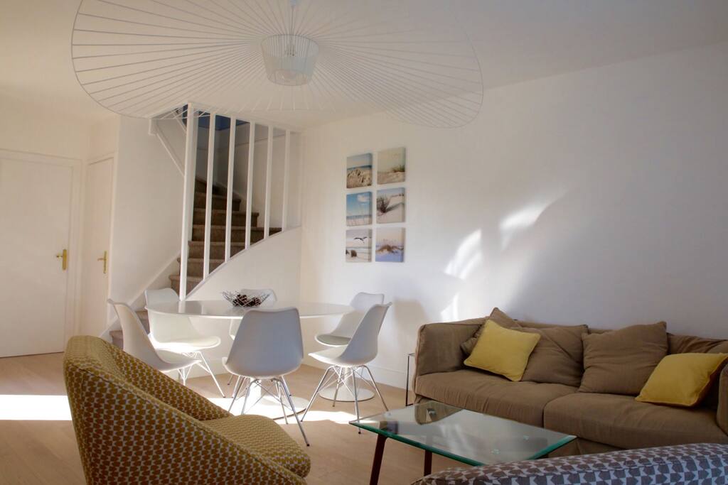 Salon avec table à manger