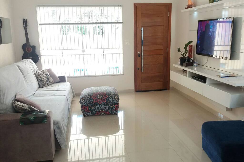 Sala de estar. TV smart 3D ( já com conta Netflix). Wi-Fi de 50 MB.