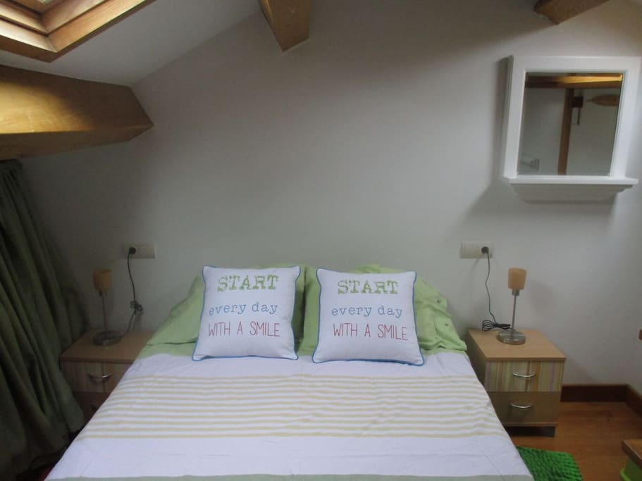 Dormitorio con cama de matrimonio