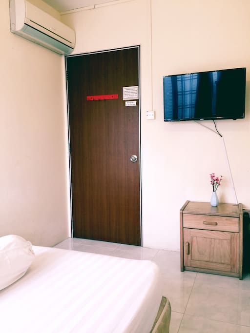 1 Queen sized bed (TV and AC inside)