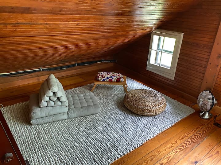 Sehemu ya kusoma katika chumba kikuu cha kulala. 