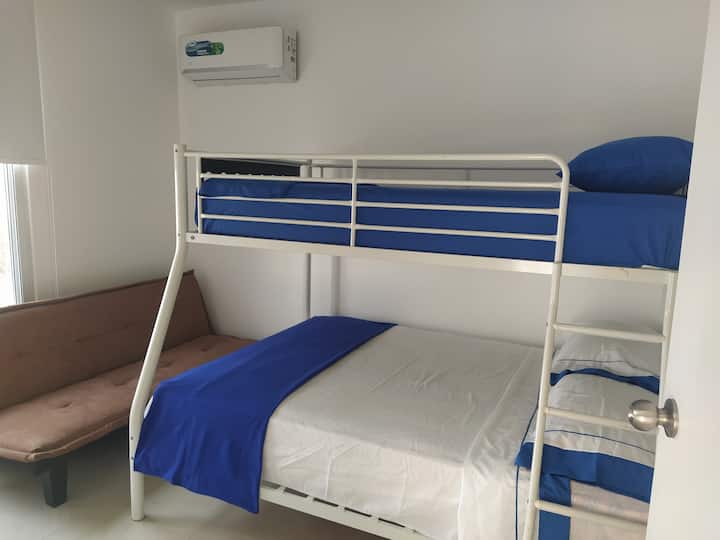 卧室配有双层床和沙发床 