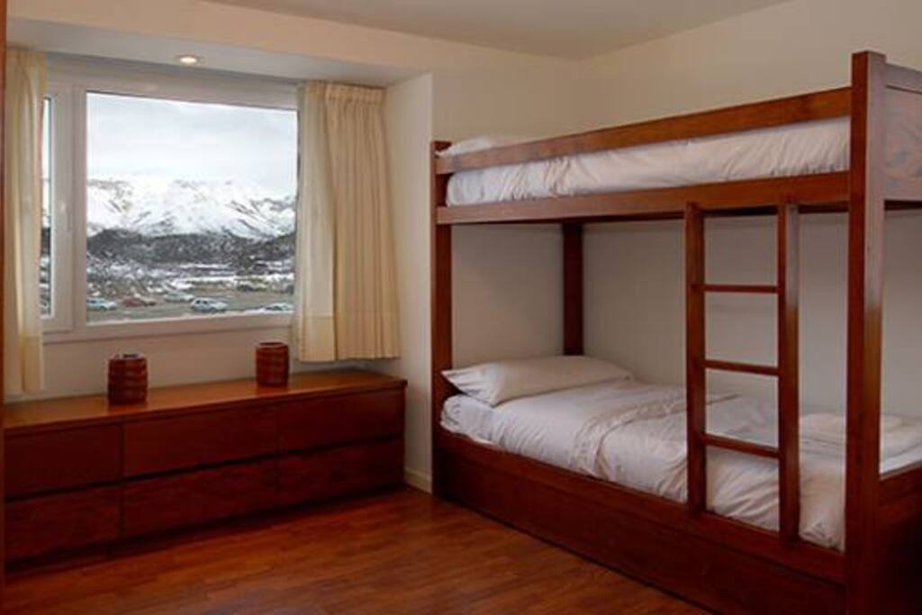 Habitación para 6 personas.
Second bedroom sleeps 6 people.
Quarto dormen 6 pessoas.