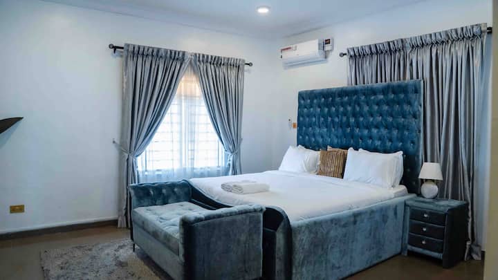 חדר שינה ראשי: מיטת קינג סייז